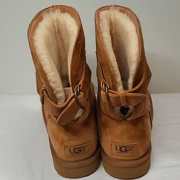 Women's UGG Short Boots - Picture 4 of 8